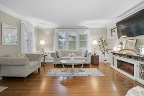 Televisio, takka, pöytäjalkapallopöytä