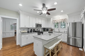 Réfrigérateur, four à micro-ondes, un four, lave-vaisselle