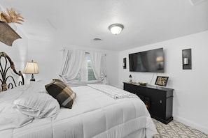 3 bedrooms, iron/ironing board, WiFi, bed sheets - NEW! St. Louis Retreat with Game Room & Yard (St. Louis)