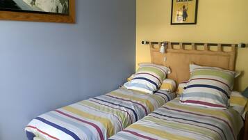 Iron/ironing board, WiFi, bed sheets