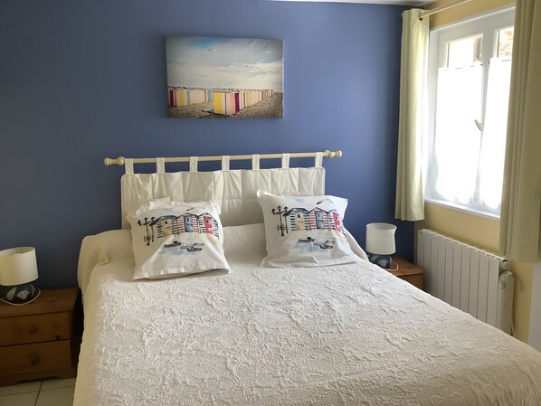 Iron/ironing board, WiFi, bed sheets - Bed and Breakfast 'Chambre Lecarpentier - Tulipe' with Shared Terrace, Shared Garden and Wi-Fi (Fontenay)