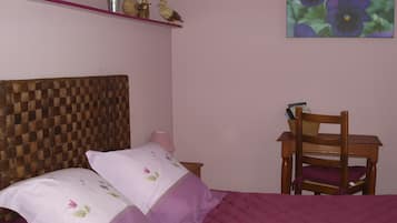 Tabla de planchar con plancha, wifi, ropa de cama