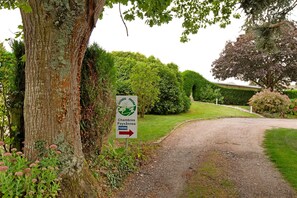 A gravel path leading to a sign indicating a parking area for 'Chambres Paysannes'. - Guest Room 'Chambre Lecarpentier - Pensée' with Shared Terrace, Shared Garden and Wi-Fi (Fontenay)