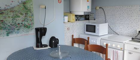 Een koelkast, een microgolfoven, een oven, een kookplaat