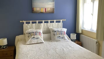 Tabla de planchar con plancha, wifi, ropa de cama