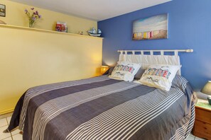 A bed with striped bedding, a headboard, and pillows with a nautical theme. - Family Room Lecarpentier - Coquillage (Fontenay)