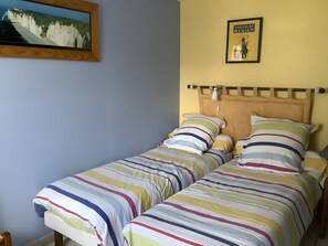 Tabla de planchar con plancha, wifi y ropa de cama 