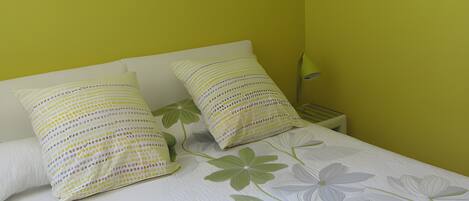 Een strijkplank/strijkijzer, wifi, beddengoed