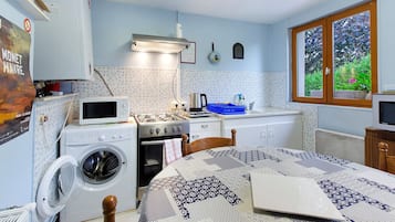 Una cocina funcional con lavadora, estufa y lavaplatos.