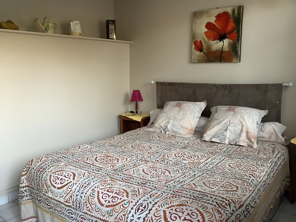 Room - Guest Room 'Chambre Lecarpentier - Coquelicot' with Shared Terrace, Shared Garden, Wi-Fi (Fontenay)