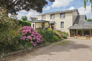 Exterior - Guest Room 'Chambre Lecarpentier - Coquelicot' with Shared Terrace, Shared Garden, Wi-Fi (Fontenay)