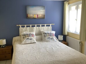 Iron/ironing board, WiFi, bed sheets - Guest Room 'Chambre Lecarpentier - Coquelicot' with Shared Terrace, Shared Garden, Wi-Fi (Fontenay)