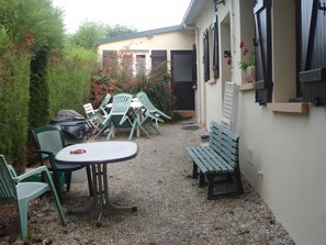 Outdoor dining - Guest Room 'Chambre Lecarpentier - Coquelicot' with Shared Terrace, Shared Garden, Wi-Fi (Fontenay)