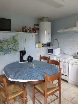 Private kitchen - Guest Room 'Chambre Lecarpentier - Coquelicot' with Shared Terrace, Shared Garden, Wi-Fi (Fontenay)