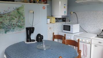 Kylskåp, mikrovågsugn, ugn och spishäll