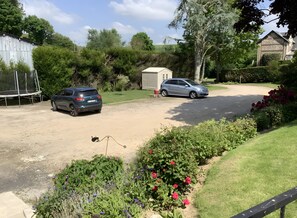 Property grounds - Guest Room 'Chambre Lecarpentier - Coquelicot' with Shared Terrace, Shared Garden, Wi-Fi (Fontenay)