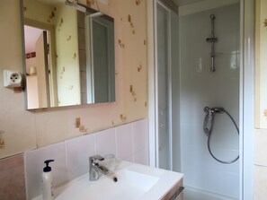 Bathroom - Guest Room 'Chambre Lecarpentier - Coquelicot' with Shared Terrace, Shared Garden, Wi-Fi (Fontenay)