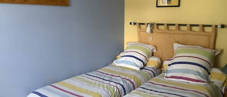 Silitysrauta/-lauta, Wi-Fi, vuodevaatteet