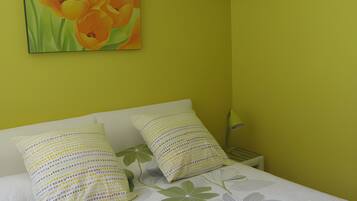 Iron/ironing board, WiFi, bed sheets