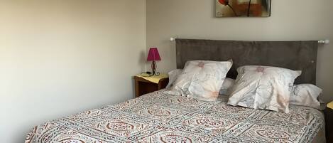 Tabla de planchar con plancha, wifi y ropa de cama