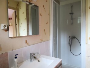 Shower, hair dryer, towels - Guest Room 'Chambre Lecarpentier - Coquelicot' with Shared Terrace, Shared Garden, Wi-Fi (Fontenay)