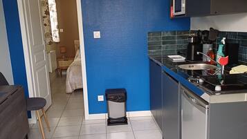 Fridge, microwave, stovetop, coffee/tea maker