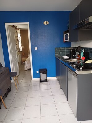 Een koelkast, een microgolfoven, een kookplaat