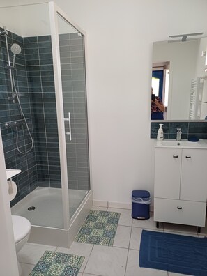 Ducha, artículos de tocador gratuitos, secador de pelo