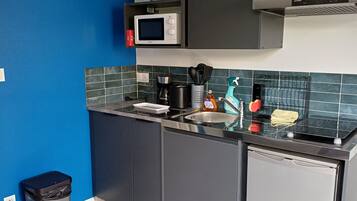 Kühlschrank, Mikrowelle, Herdplatte, Wasserkocher mit Kaffee-/Teezubehör