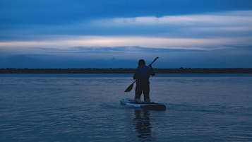Aan een privéstrand, ligstoelen, strandlakens, massage op het strand