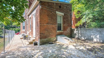 Apartemen, 2 Tempat Tidur Queen, patio, pemandangan kebun (Queen City Suites 2) | Pemandangan dari kamar