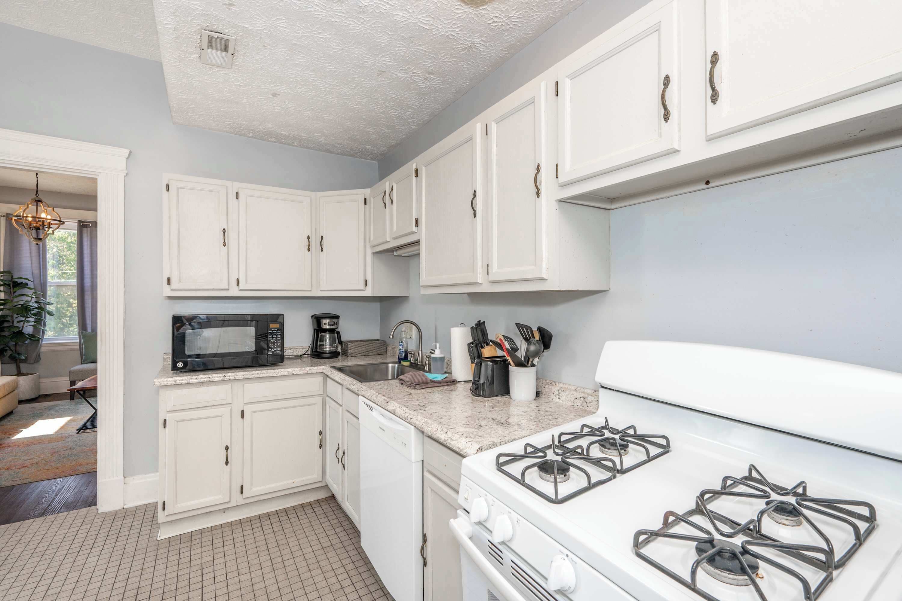 Apartment, 2 Queen Beds, Patio, Garden View (Queen City Suites 2) | Private kitchen