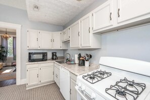 Căn hộ, 2 giường cỡ queen, sân hiên, quang cảnh vườn (Queen City Suites 2) | Bếp riêng