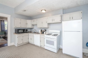Departamento, 2 camas Queen size, patio, vista al jardín (Queen City Suites 2) | Cocina privada