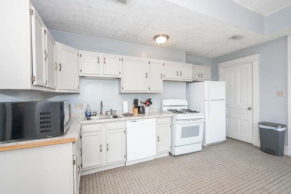 Lägenhet - 2 queensize-sängar - uteplats - utsikt mot trädgården (Queen City Suites 2) | Eget kök