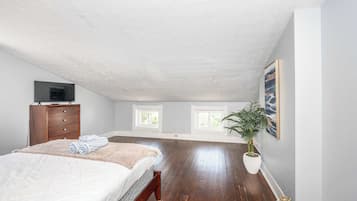 Apartemen, 2 Tempat Tidur Queen, patio, pemandangan kebun (Queen City Suites 2) | 2 kamar tidur dan didekorasi berbeda-beda