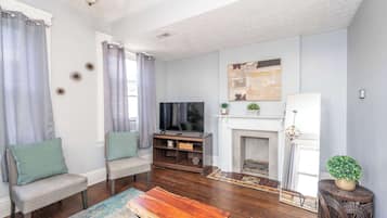 Apartment, 2 Queen Beds, Patio, Garden View (Queen City Suites 2) | Living area