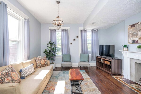 Apartment, 2 Queen Beds, Patio, Garden View (Queen City Suites 2) | Living area