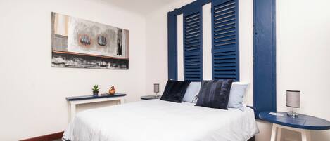 5 عدّة غرف نوم وخزنة داخل الغرفة ومكتب ومكواة/لوح كي