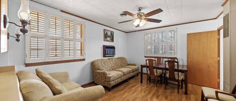 Smart TV, books, stereo, offices