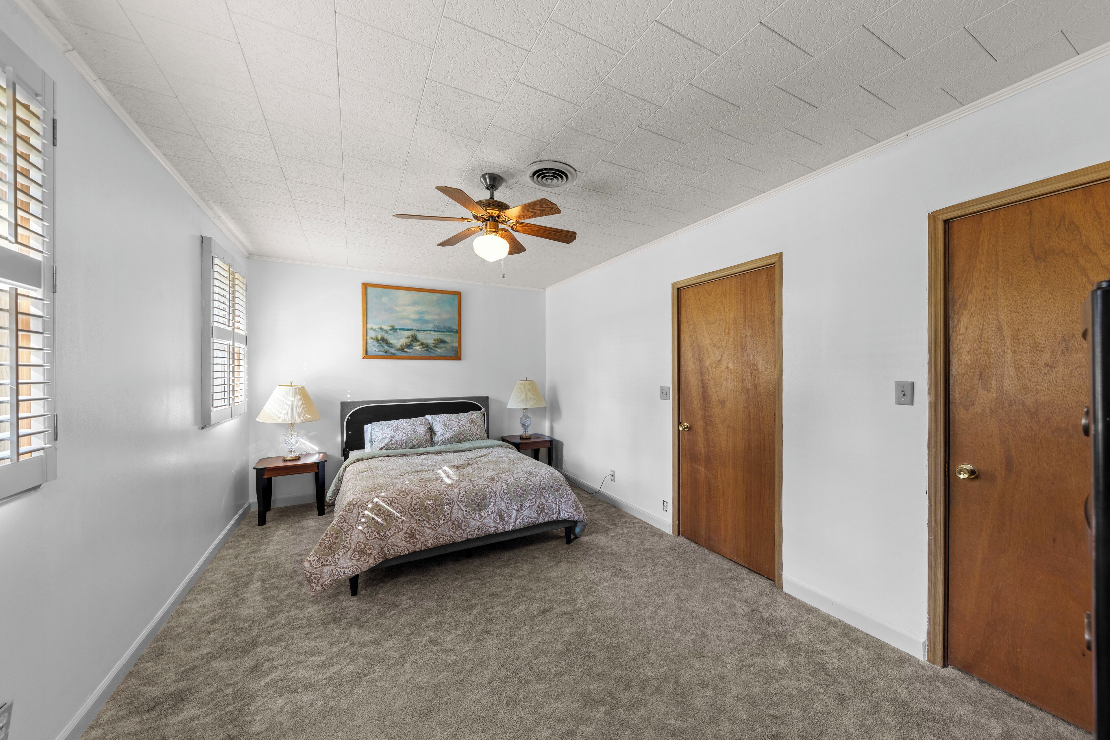 3 bedrooms, desk, iron/ironing board, travel crib