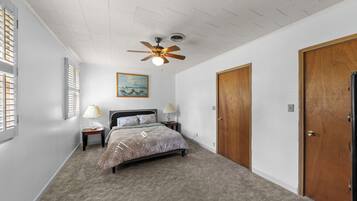 3 bedrooms, desk, iron/ironing board, travel cot