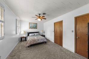 3 bedrooms, desk, iron/ironing board, travel cot