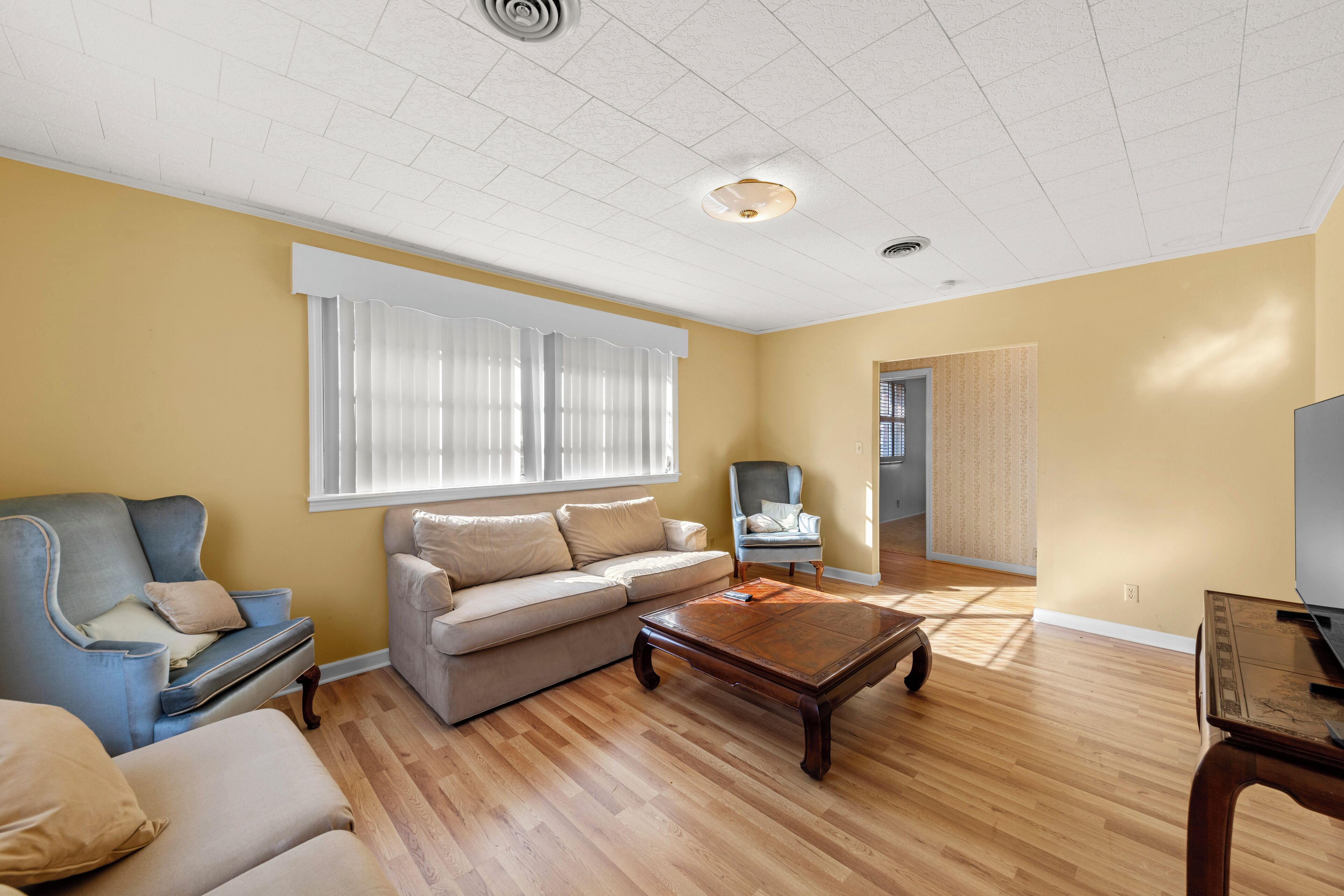 Smart-tv, bøger, stereoanlæg, kontorer