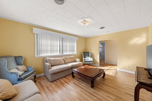 Älytelevisio, kirjoja, stereot, työhuone