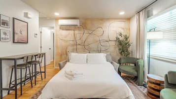 1 habitación, escritorio, tabla de planchar con plancha y cuna de viaje
