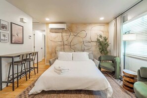 1 habitación, escritorio, tabla de planchar con plancha y cuna de viaje 