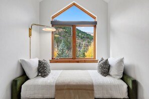 3 slaapkamers, een strijkplank/strijkijzer, reisbedje, wifi