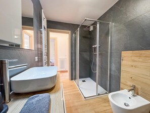 Douche, sèche-cheveux, serviettes fournies