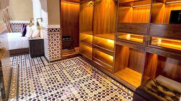 8 bedrooms, desk, iron/ironing board, free WiFi